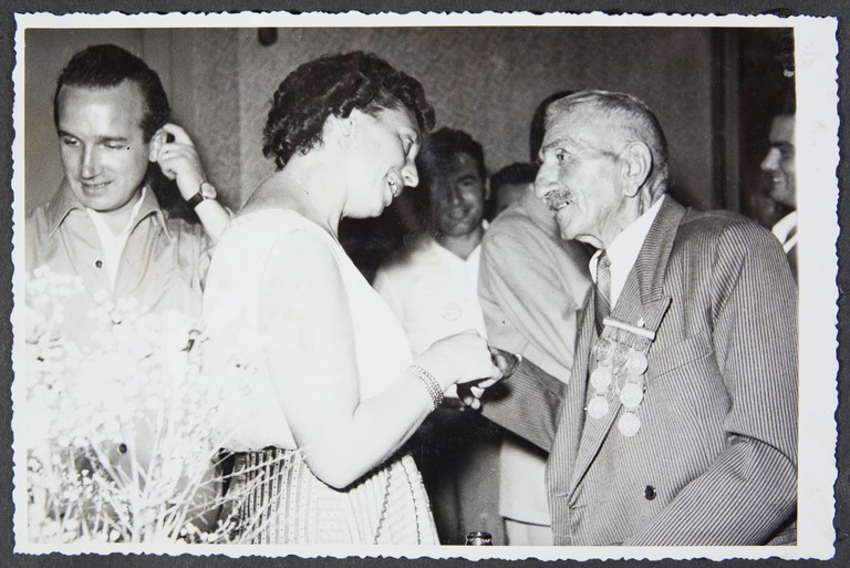 Trieste, luglio 1956, A.N.P.I. provinciale, Alcide Cervi conversa con una ospite